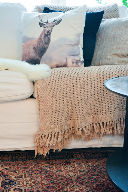 olohuone kirppislöytö itämainen matto ektorp sohva valkoinen sohva sisustus ikea