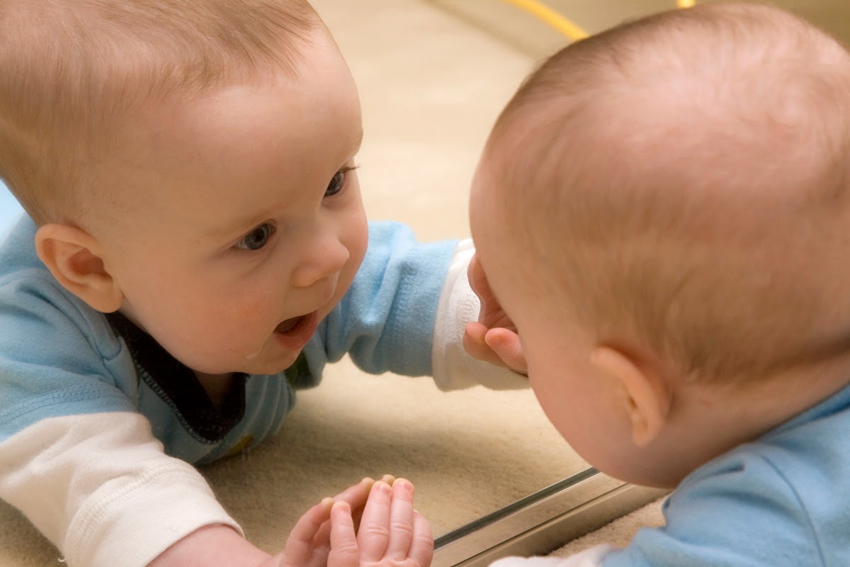 Почему маленькие дети любят. Младенец и зеркало. Маленькое зеркало для детей. Малыш лепечет. Покажи малышей.