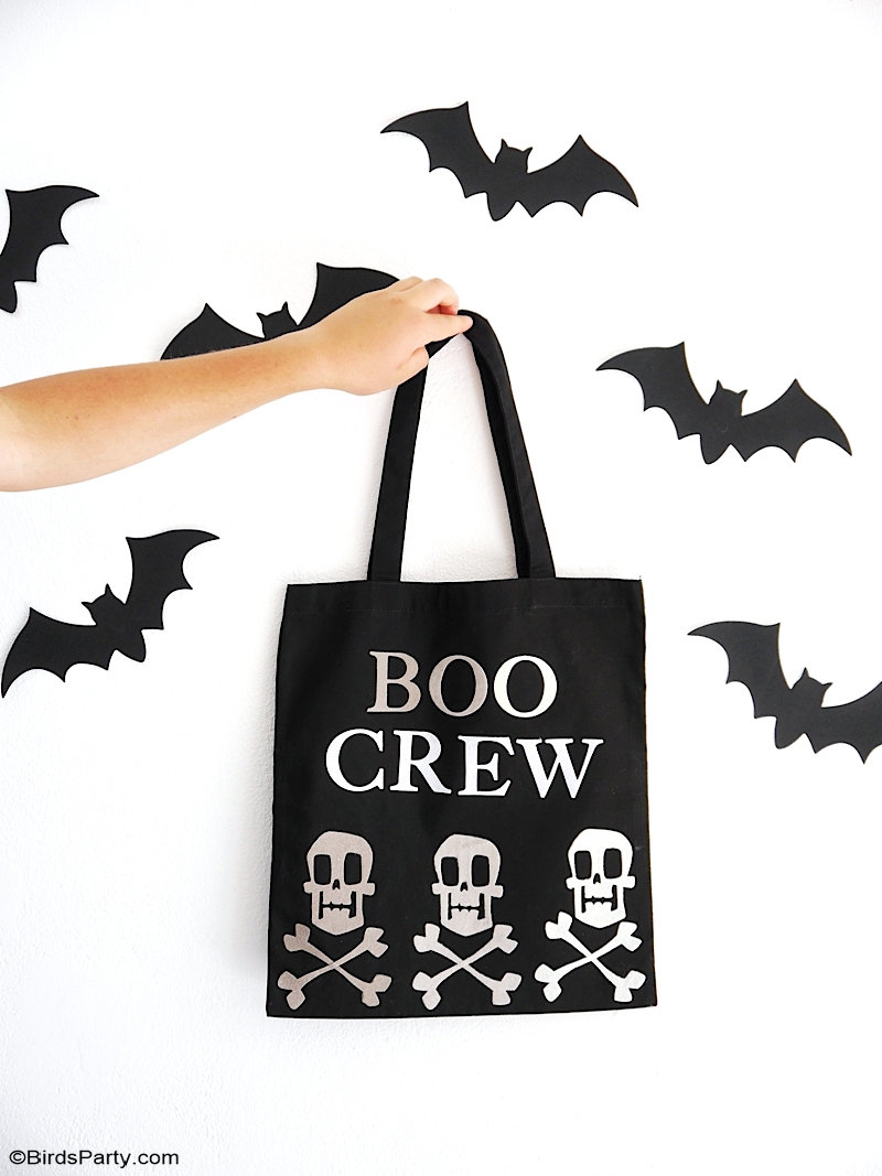 DIY No-Sew Halloween Trick or Treat Tote Bags - easy craft project for Halloween treat bags using a Sizzix Big Shot Machine and die cuts! by BirdsParty.com @birdsparty #diy #halloween #totebags #halloweendiy #halloweencrafts #halloweentreatbags #halloweentotebags #sizzix #bigshotmachine
