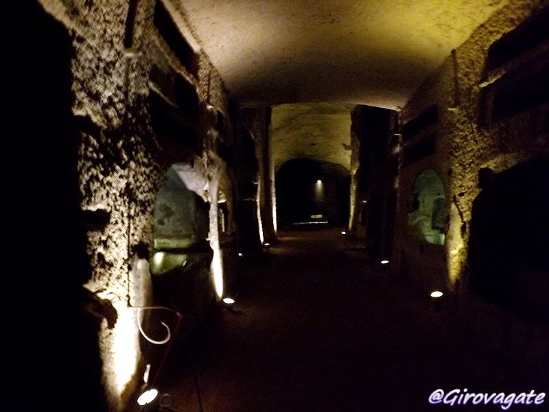 lelucididentro catacombe sangennaro napoli