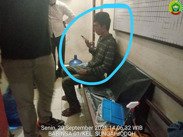 Diduga Gila, Kini Beredar Penampakan Pelaku Penyerang Ustadz Chaniago Main HP saat Ditahan Polisi