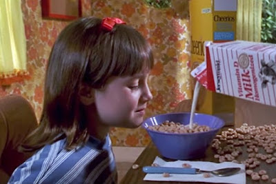 Matilda practicando con la telequinesis