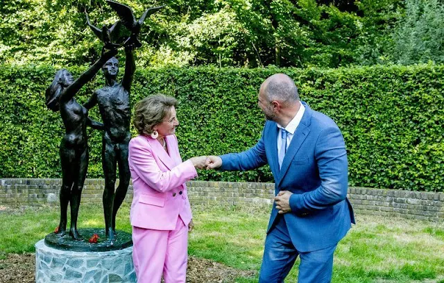 Princess Margriet wore pink  blazer and pink trousers. The statue was created in honor of all healthcare workers