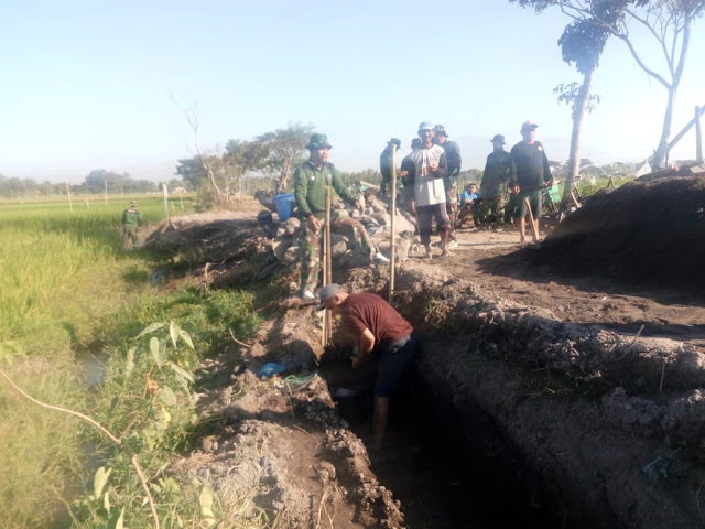 Batu Kali Dipasang TMMD Reg 105 Untuk Pembuatan Talut   