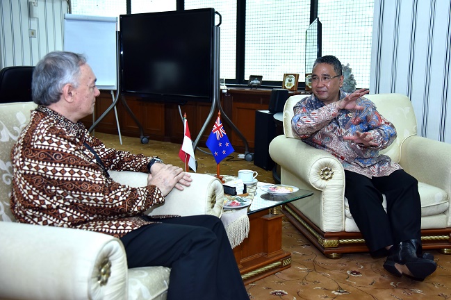 Kementerian Desa Pembangunan Daerah Tertinggal dan Transmigrasi Eko Putro Sandjojo meterima tamu dari Kedutaan Besar New Zealand Mr.Dr Trevor Matheson, di Kantor Kementerian Desa, Pembangunan Daerah Tertinggal dan Transmigrasi, Jakarta, Kamis (25/08/2016).