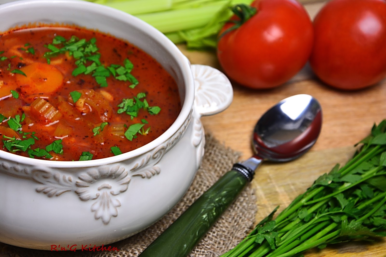 Суп томатный рецепты из свежих. Для супа. Томатный суп. Суп с помидорами. Томатный суп с сельдереем.