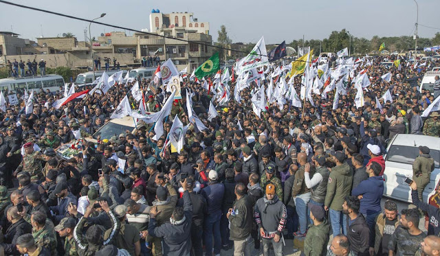 Com gritos de 'morte ao EUA', funeral de general iraniano reúne multidão