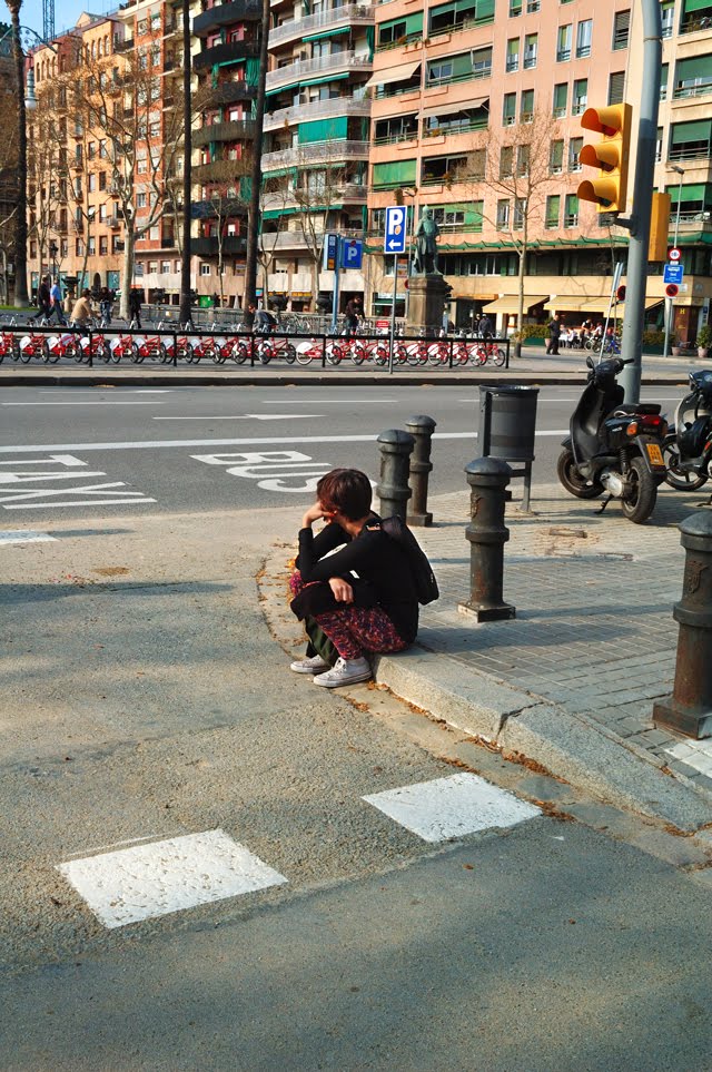 Girl Waiting at Parc de la Ciutadella Gates [enlarge]