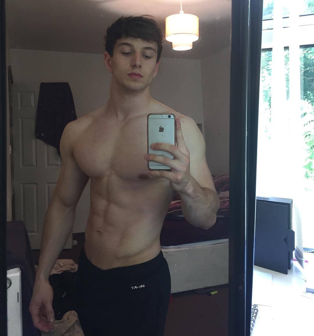 hot-pale-guys-ciaran-johnson-fit-shirtless-body-hunk-selfie