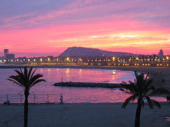 BARCELONA BEACH AT SUNRISE AND SUNSET ~ BCN4FOREIGNERS