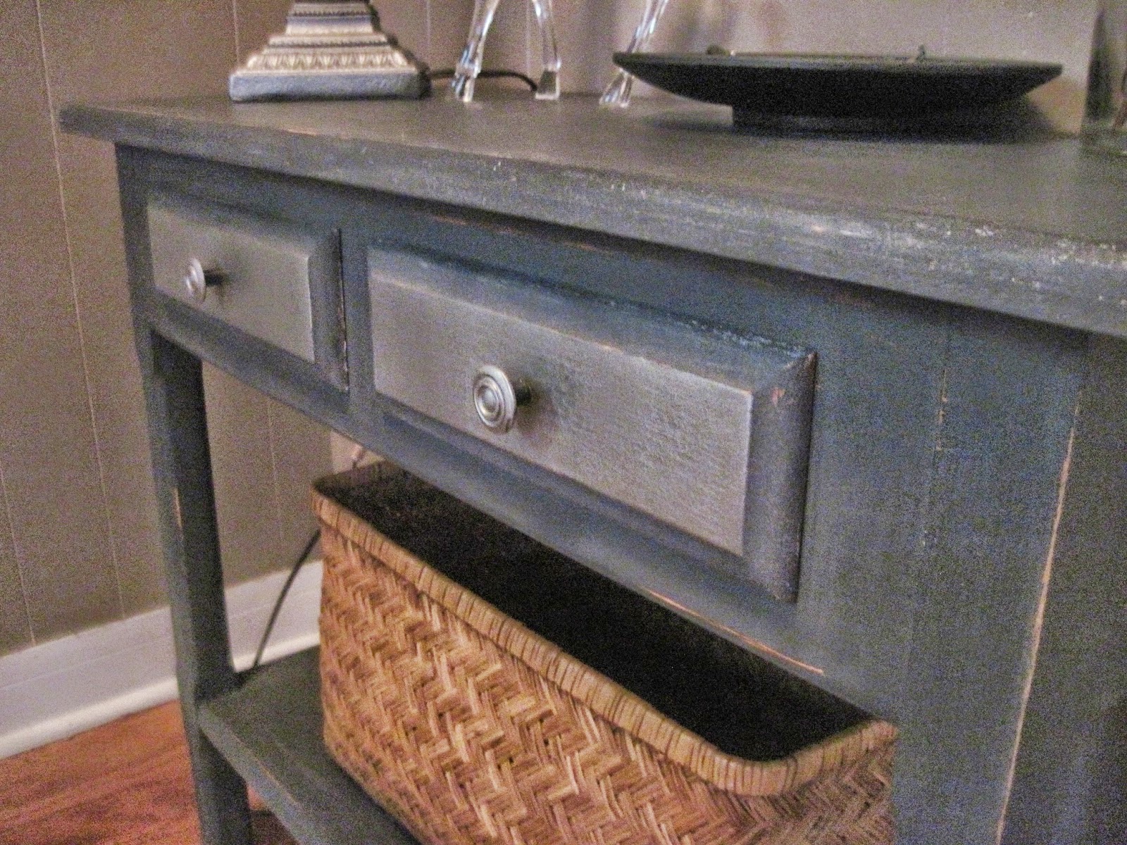Painting a Console Table Pallet and Pantry