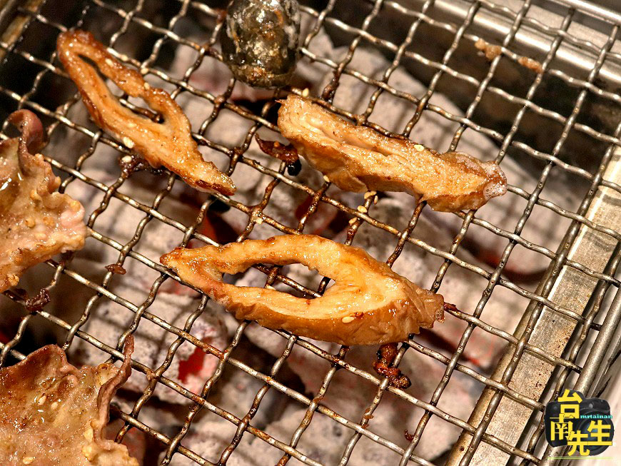 台南燒烤火鍋吃到飽/波士頓龍蝦+厚切和牛吃飽吃滿/飲料+沙瓦+咖啡+冰淇淋+甜點無限供應/木炭烘烤香氣撲鼻/日式居酒屋風格