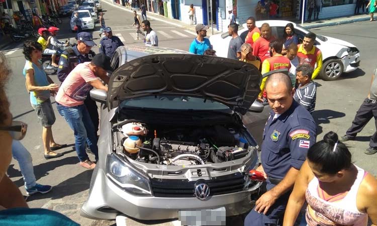 Veículo atinge cabeceira de ponte após colisão no centro de Jacobina