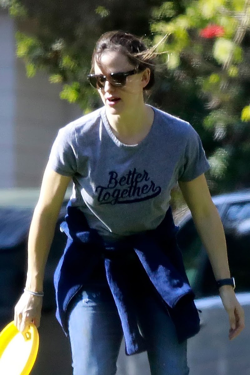 Jennifer Garner Outside in Brentwood 29 Mar -2020