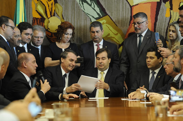 NOVA PREVIDÊNCIA: A peleja de Bolsonaro diante da política do "faz-me rir" de Rodrigo Maia e comparsas