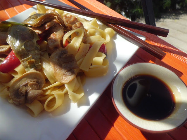  TALLARINES CON VERDURAS Y CERDO 