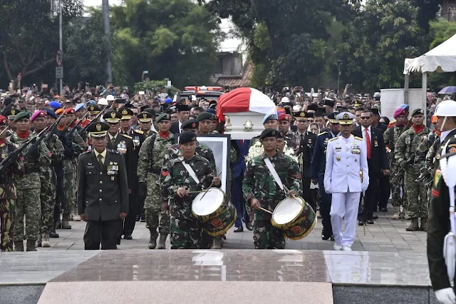 Berita Foto : Panglima TNI Hadiri Pemakaman Ibu Negara RI Keenam di TMP Kalibata