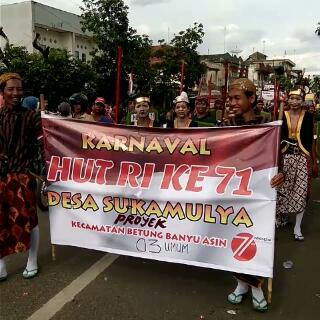 Meriahnya Karnaval Pawai Budaya HUT RI ke-71, Yang Dimenangkan oleh Peserta Desa Sukamulya Proyek karnaval