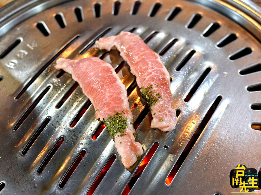 台南韓式烤肉／炭火燒烤就是特別香／韓國人開店口味正統道地／傳統韓國醬料／台灣溫體豬肉／免費招待小菜／不收服務費