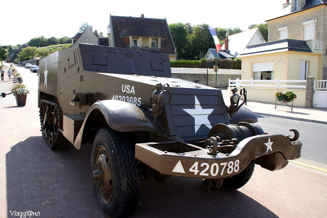 Uno dei mezzi militari esposti lungo le vie del paese