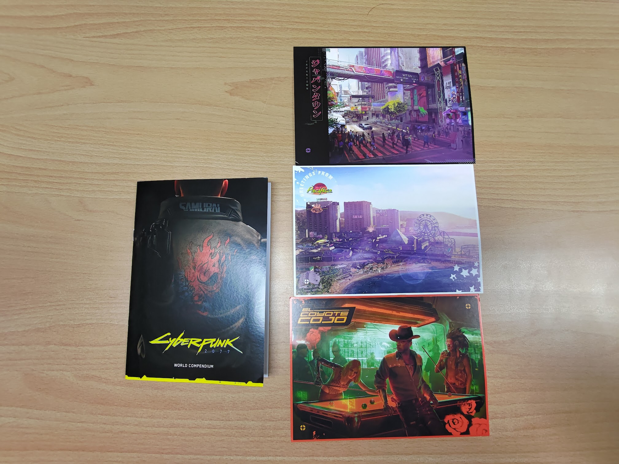 明信片和遊戲世界導覽書