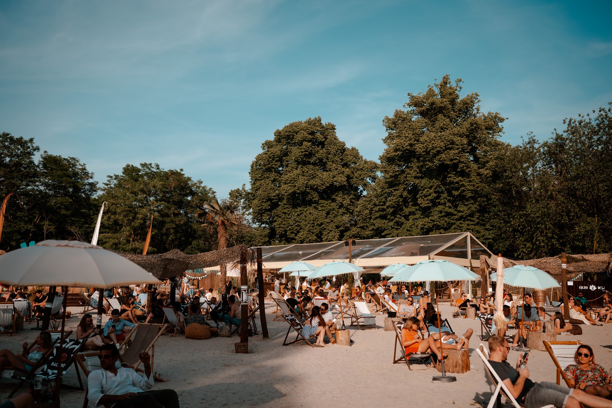 Jeck am Beach Sommerkarneval mit Black Föös und Kasalla im Bikini