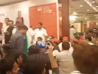 पत्रकारों की पिटाई के मामले में अखिलेश यादव के खिलाफ केस दर्ज, 20 कार्यकर्ताओं पर भी मुकदमा हुआ पत्रकारों की पिटाई के मामले में अखिलेश यादव के खिलाफ केस दर्ज, 20 कार्यकर्ताओं पर भी मुकदमा हुआ