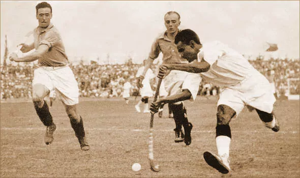 Dhyan_Chand_with_the_ball_vs._France_in_the_1936_Olympic_semi-finals