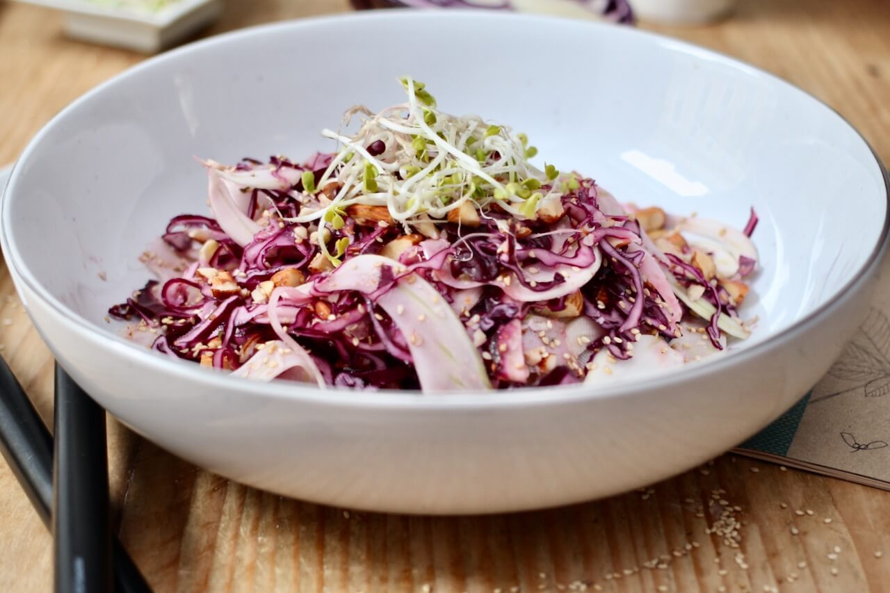 HOME OF HAPPY: ROTKRAUT-FENCHEL-SALAT MIT MANDELN