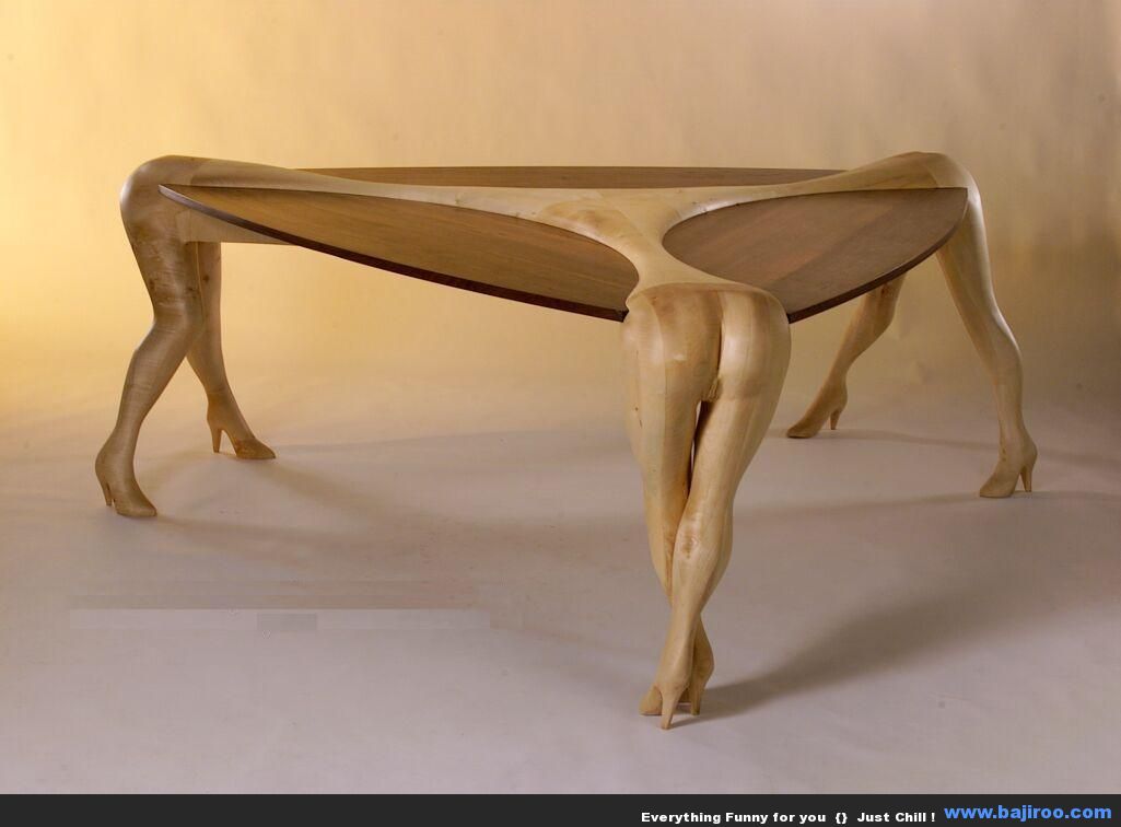 Diseño de mesa con piernas de mujeres