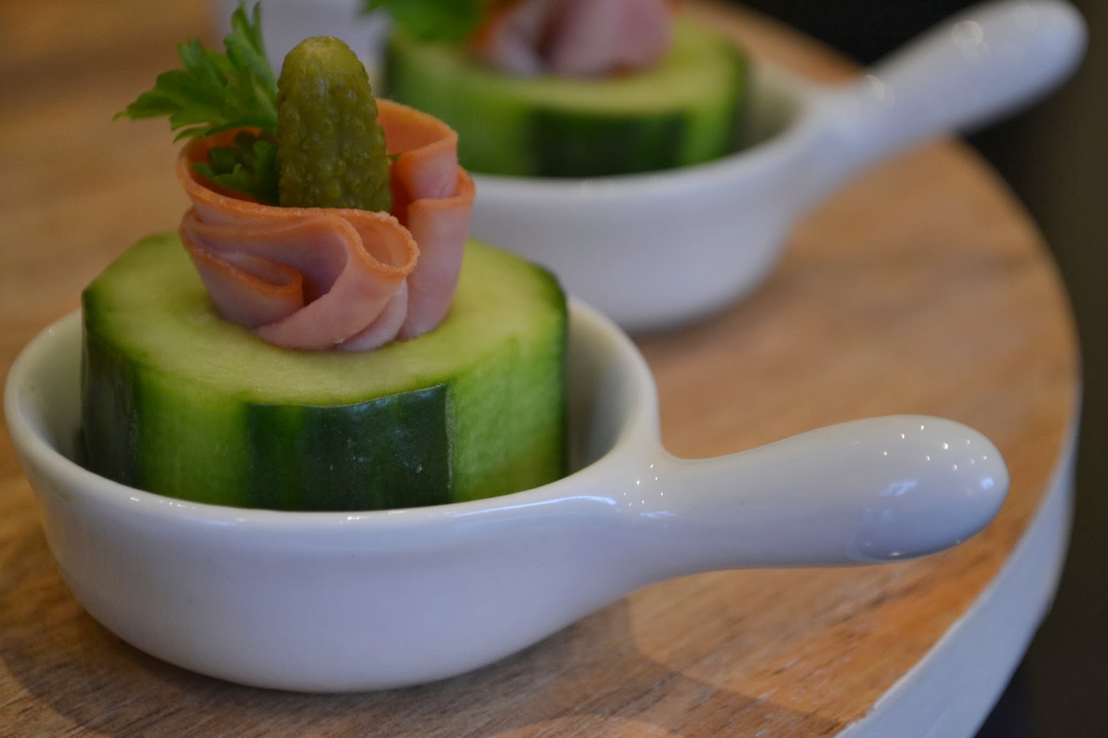 Eet lekker Gevulde komkommer met ham en augurk