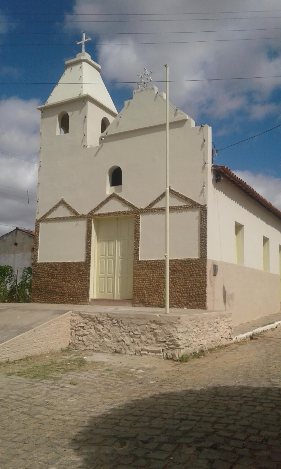 Capela de São Pedro e São Paulo em Flores recebe pintura nova. Capela de São Pedro e São Paulo em Flores recebe pintura nova.