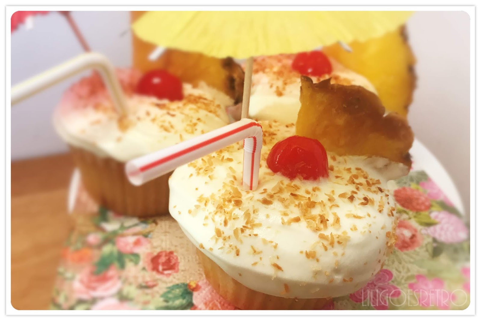 Ohrringe Backblech verschiedene Cupcakes verziert mit Obst Sahne sowie Karotten