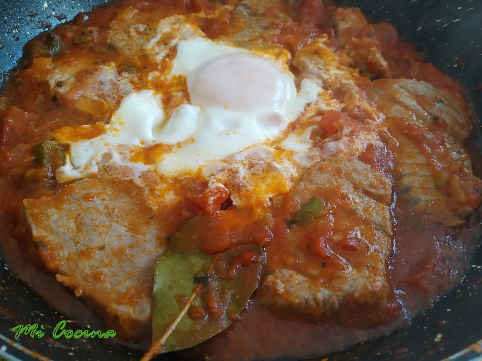 ATÚN EN SALSA DE TOMATE CON HUEVO FRITO AL ESTILO DE ABRAHAM GARROTE