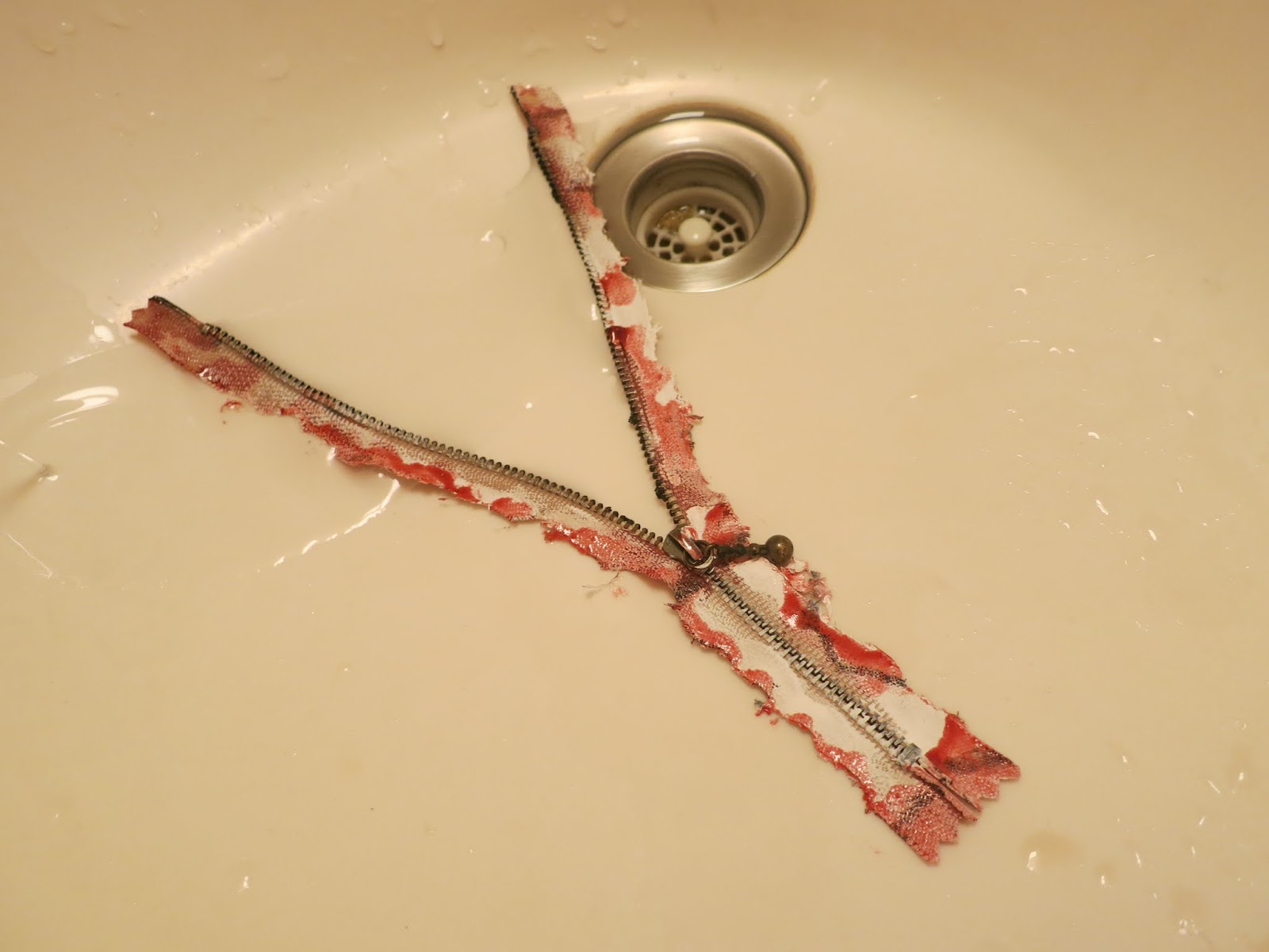 The not so extraordinary life of Jonas in Sapporo Gluing a zipper to