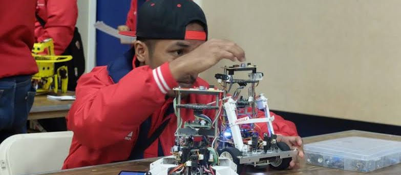 Pernah berpikir kalau Indonesia ga bisa bikin robot? Ilangin pikiran itu karena berikut adalah 9 robot buatan indonesia!