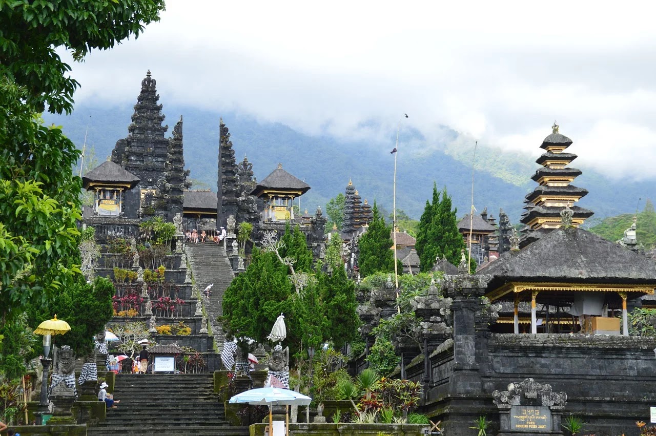 Mengenal 6 Agama di Indonesia (kitab suci, tempat ibadah, hari besar