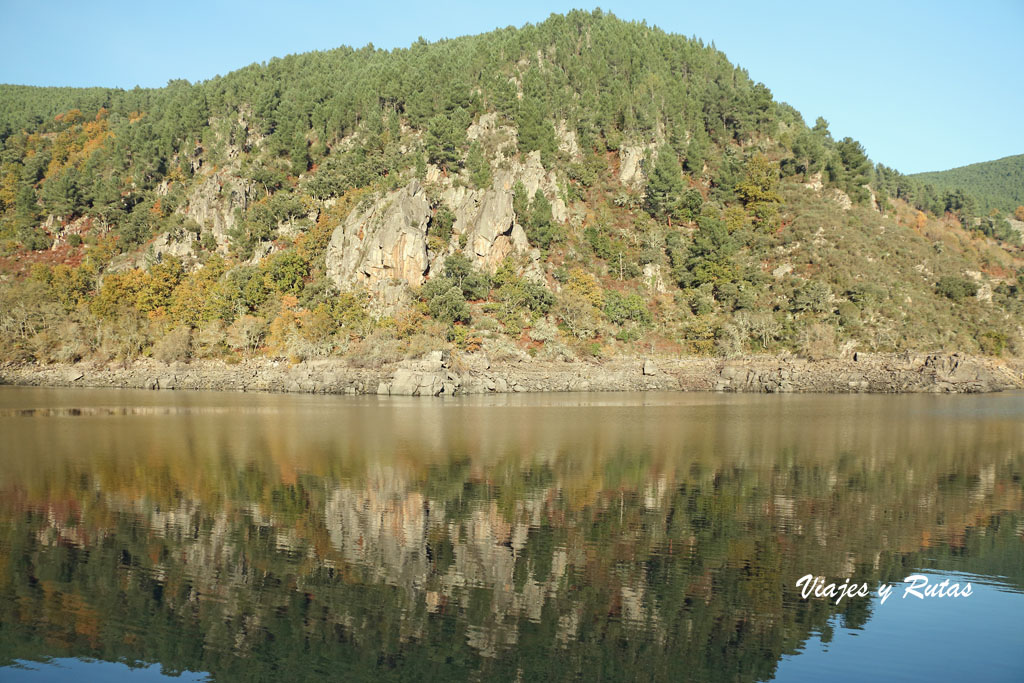 Refeljos en las aguas del río Sil, Ribeira Sacra