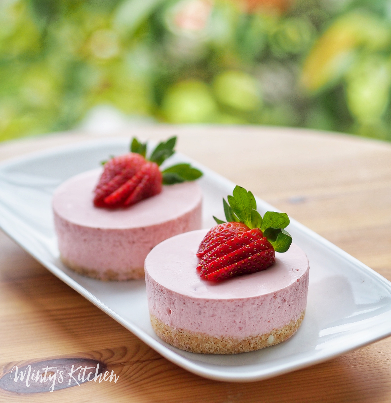 Minty&amp;#39;s Kitchen: No-Bake Mini Strawberry Cheesecake