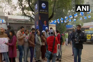 AAP दफ्तर के बाहर जश्न का माहौल, अरविंद केजरीवाल पार्टी कार्यालय पहुंचे AAP दफ्तर के बाहर जश्न का माहौल, अरविंद केजरीवाल पार्टी कार्यालय पहुंचे