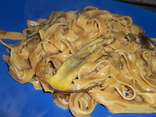 ... la sua raccolta di funghi ..tagliatelle di castagne con ovuli e finta panna a modo mio ...