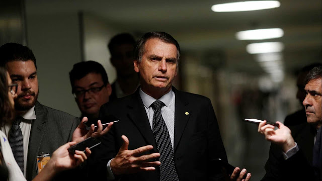 Bolsonaro diz que críticos de seu plano de governo são analfabetos