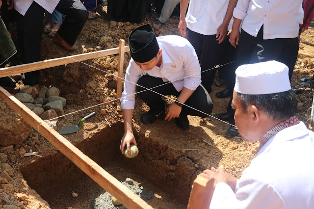 Bupati Trenggalek Letakan Batu Pertama Pembangunan Ponpes Satu-Satunya di Kecamatan Bendungan