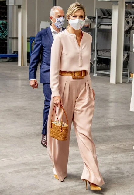 Queen Maxima's new outfit is from the fashion house Natan. Natan wide-leg trousers, Steltman earrings