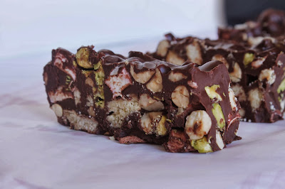 Barritas de chocolate crujiente con malvaviscos, avellanas y pistachos