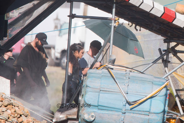 Черное одеяние и перчатки: