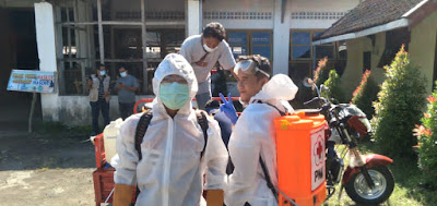 Warga Badean Bondowoso Semprot Disinfektan di Lingkungannya . Warga Badean Bondowoso Semprot Disinfektan di Lingkungannya .
