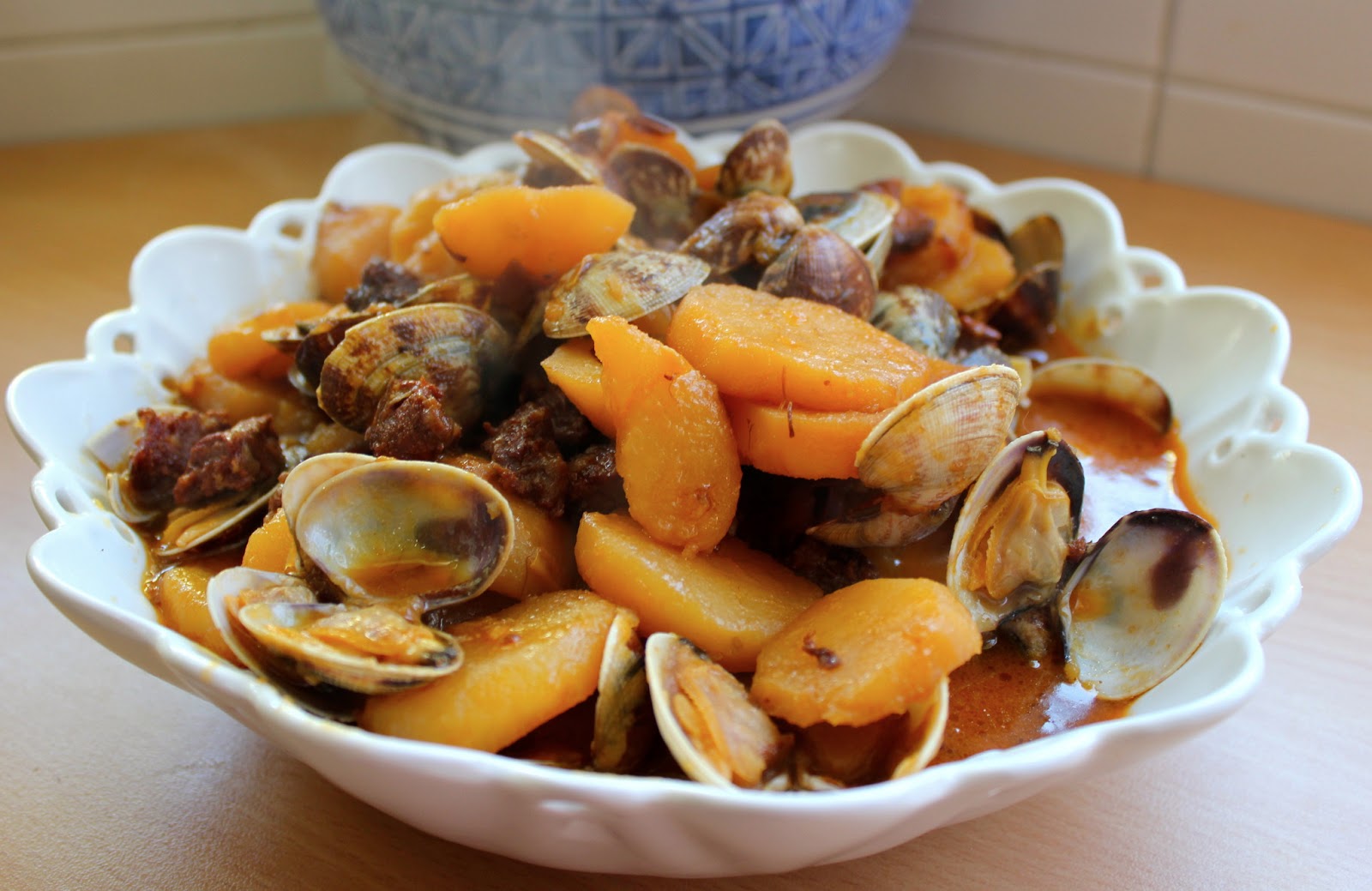 Cocinar es vivir y Bordar también Patatas con almejas y chorizo