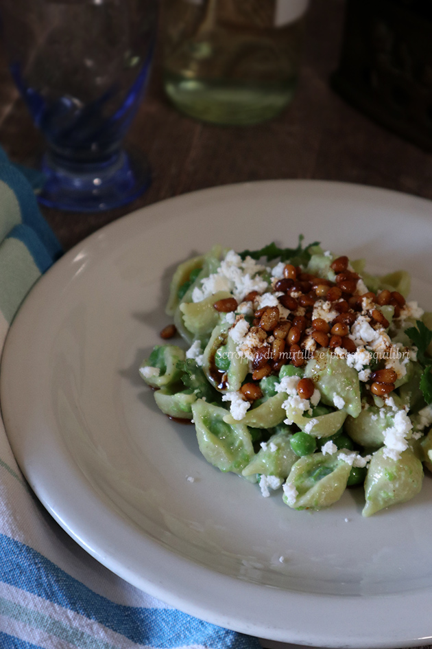 Conchiglie con yogurt, piselli, feta e pinoli