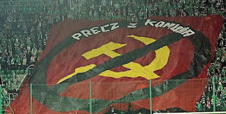 Śląsk Wrocław taraftarlarının Wrocław Şehir Stadyumu'nda açtığı "Kahrolsun Komünizm" yazılı pankart, 2012
